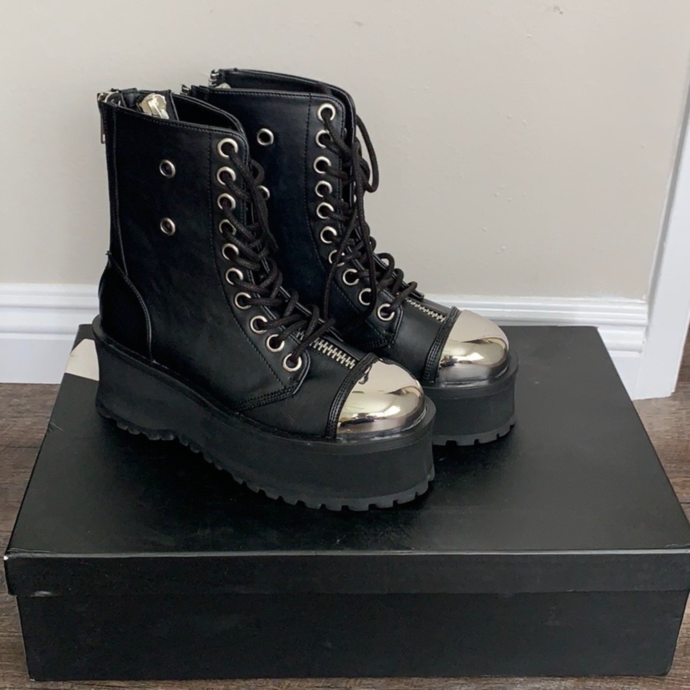 Black platform shoe with Steele toe